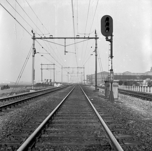 169483 Afbeelding van het drievoudig lichtsein nr. 86 langs de spoorlijn ten zuiden van Delft.